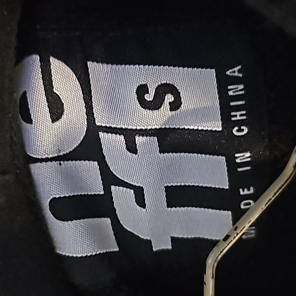 Neff Sweater size small fits like a large - Picture 2 of 5